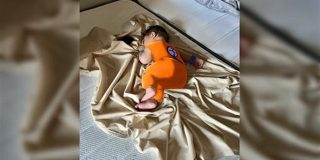 既視感のある寝方してたから服描いてあげた→ヤムチャしやがって… - Togetter