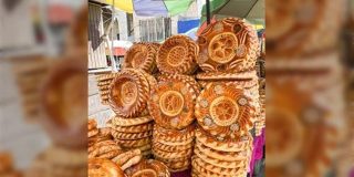 キルギスで売られているナンがとても素敵だった「乙嫁語りに出てくるパン」「職人の手仕事ねぇ、すごくきれいねー！」 - Togetter