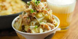 キャベツと豚バラ山盛り「ガリバタ炊き込みご飯」フライパンなら臭い残りを気にせず炊ける【筋肉料理人】 - メシ通