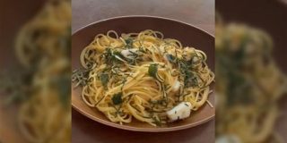 確かにこれは困る…？「パスタの皿として失格すぎる」皿がこちら「引くほど笑ってる」「パスタも悪いのでは？」 - Togetter