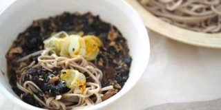 サバ缶と焼き海苔をレンチン2分30秒「サバ海苔つけそば」たんぱく質も摂れる速攻1人メシ - メシ通