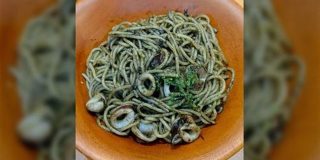 サイゼリヤのリニューアルしたイカの墨入りスパゲッティ、想像の10倍くらい変わっちまった「イカ墨パスタは黒さで勝負やろ！」 - Togetter