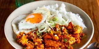 厚揚げと揚げ玉でコスパよく「たぬきドライカレー」フライパンで5分くらい炒めてできるレシピ【ヤスナリオ】 - メシ通