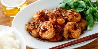 プリッとした食感と辛さが後を引く！ビールによく合う「エビのブラックペッパーソース炒め」の作り方 - メシ通