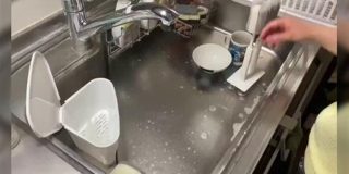 片手が不自由な人用に作業療法士が発明した「片手で使える食器洗い機」がとても便利そう→「何とか自分でやりたい」 - Togetter 