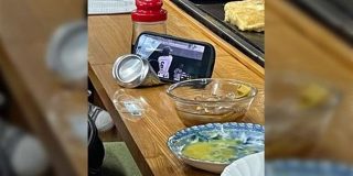 隣の客の即興スマホスタンドが頭良すぎた話…「下町感が最高」「なぜそこに缶がある」など - Togetter