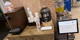 沖縄の東横イン、ウェルカムドリンクが強すぎて全ての旅程を破壊する気概を感じた「よく見たら日本酒じゃなくて泡盛」 - Togetter