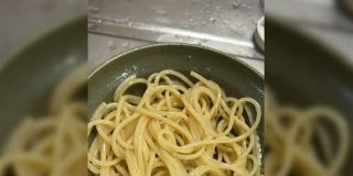 「うま！」オリーブオイルとワサビをパスタに和えると美味いよっての見かけて試したら絶品だった話。味付けは塩のみ、追加の具材もなしというシンプルなレシピ - Togetter
