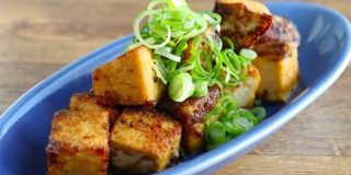 1枚100円ちょいの厚揚げで「カリッと花椒マヨ焼き」シビ辛×コクうまでビールがすすむやつ - メシ通