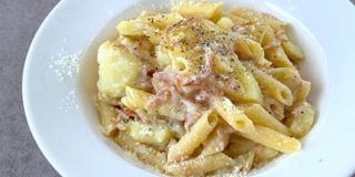 崩しじゃがいもの甘みがウマすぎ。ベーコン、粉チーズで失敗しらずの「チーズペンネ」【元イタリアン料理人のレシピ】 - メシ通
