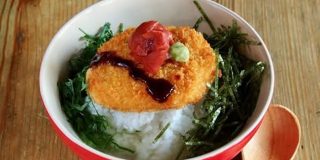 疲れて帰ってきた日の「ソースコロッケ茶漬け」という超即1人メシ【ヤスナリオ】 - メシ通