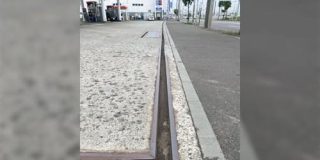 自転車やバイクに乗っているとガソリンスタンドによくある溝にハマってコケることがあるがあの溝は法律で設置することが決まっているらしい - Togetter