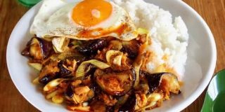 麻婆なすとドライカレーのいいとこ取りを狙う「なすとツナのウマ辛ドライカレー」のレシピ【ヤスナリオ】 - メシ通