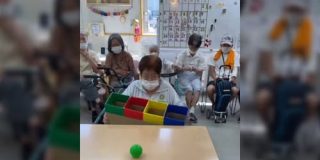 老人ホームのレクリエーションで行われていたゲームが「シンプル・コストが安い・判断力を使う」などが満たされていて凄いアイデアだと思った - Togetter