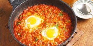 中近東メシを安ウマアレンジ。ワンパンで作る「シャクシュカ風 鶏むねひき肉のトマト煮」鶏むね肉で世界の旅【筋肉料理人】 - メシ通