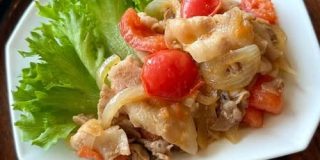 まるで洋食屋さん！特別な気分になれる「トマトバターの洋風しょうが焼き」まいのおやつ( @mainooyatsu )連載 | フーディストノート