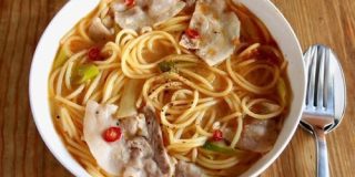 寒い夜のワンパン1人メシ「みそ豚ねぎスープパスタ」すすっても噛んでも止まらないウマ辛【ヤスナリオ】 - メシ通