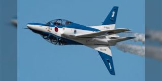 AIが作ったかのような写真になってる タイミングバッチリで撮影した2機のブルーインパルスの飛行画像がまるで合体しているかのよう - Togetter