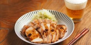 つい残っちゃう「塩辛」で鶏むね肉を焼くと、年末年始の酒が止まらなくなりそう【筋肉料理人】 - メシ通
