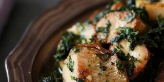 簡単なのにおしゃれ見え！お酒が止まらない「エリンギのパセリバターソース」たっきーママ（奥田和美） | フーディストノート