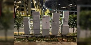 こちらの写真は、西新宿のSMAPと呼んでいるモノです「近くに森ビルはありますか」「現代の庚申塔だと思った」 - Togetter