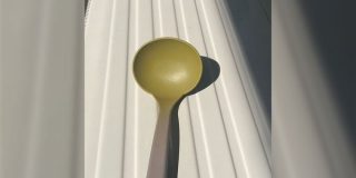 カレーで黄色く染まったら日光に当てると取れると教えてもらったやつ、何回やっても感動する楽しい「因みにブラックライトやUVライトを当てても落ちます」 - Togetter