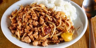 包丁なしのワンパン丼で「肉まんの中身」感。甘辛味で白メシがすすみすぎる【ヤスナリオ】 - メシ通