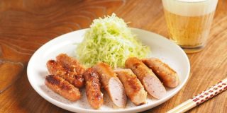 冷蔵庫のウインナー、全部これにしたい。ビール&白メシ泥棒「ウインナーと魚肉ソーセージのみそ漬け焼き」【筋肉料理人】 - メシ通