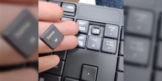 キーボードのHomeキーが取れてしまいホームレスになってしまった写真をあげたら手に持ったキーを見て「持ち家じゃん」とツッコまれた「Endキーを外すとエンドレスになる」 - Togetter