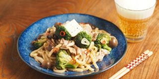 冷凍うどん、酒蒸しにしたらめちゃくちゃもちもち。フライパンで作る豚こまとブロッコリーのにんにくうどん【筋肉料理人】 - メシ通
