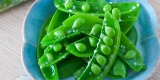 箸が止まらないおいしさ！レンジ1分半で作れる「スナップエンドウの塩麹クミン」 | フーディストノート