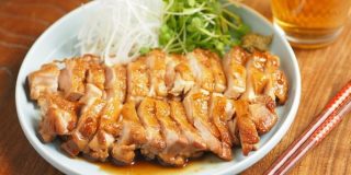 タコ糸、煮込み不要で平日夜でもきっと作れる。気づいたら消えてる系「フライパン柚子こしょう煮鶏」【筋肉料理人】 - メシ通