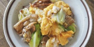 忙しい日のランチに。一杯で大満足できる「豚たまご飯」レシピ | フーディストノート