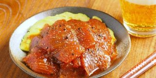 マグロの赤身を「七味にんにくオイル」に10分漬け。ご飯にも酒にもめちゃ合う【筋肉料理人】 - メシ通