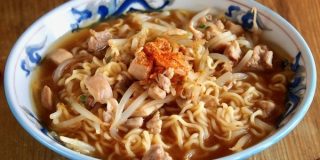 インスタントみそラーメンが化ける。鶏×クミンでちょっと異国メシ風【ヤスナリオ】 - メシ通